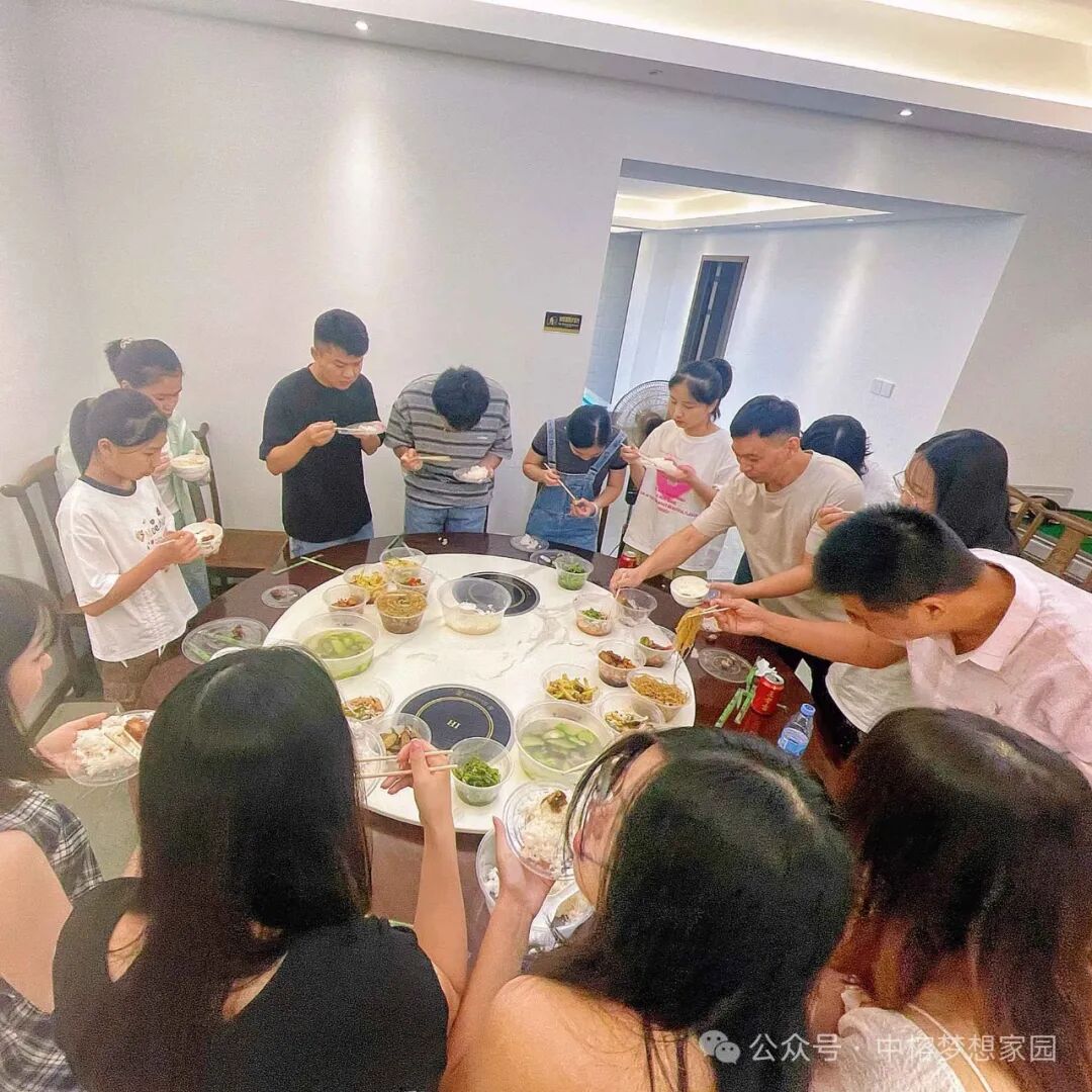 炎炎夏日，清凉轰趴<p style="text-indent: 2em; visibility: visible;"><span style="font-family: 宋体; font-size: 19px; visibility: visible;">炎炎夏日，骄阳似火，酷热难耐，面对40度的高温，哪里才适合我们避暑，哪种方式才最放松呢？斟酌再三，我们最后一致决定，上云上鼓岭，来一场凉快的轰趴盛宴！</span></p><p style="text-indent: 2em; visibility: visible;"><span style="font-family: 宋体; font-size: 19px; visibility: visible;"><br/></span></p><p style="visibility: visible;"><strong style="visibility: visible;"><span style="font-size: 28px; visibility: visible;"><span style="font-family: 宋体; visibility: visible;">01</span></span></strong><strong style="visibility: visible;"><span style="font-family: 宋体; font-size: 20px; visibility: visible;">互动游戏，智勇双全</span></strong></p><p style="visibility: visible;"><span style="font-family: 宋体; font-size: 19px; visibility: visible;"><br/></span></p><p style="text-indent: 2em; visibility: visible;"><span style="font-family: 宋体; font-size: 19px; visibility: visible;">从台球到乒乓球，不仅是球技的展示，更是脑力的对决。</span></p><p style="text-indent: 2em; visibility: visible;"><br/></p><p style="text-indent: 2em; visibility: visible;"><span style="font-family: 宋体; font-size: 19px; visibility: visible;"></span></p><p><br/></p><p style="text-align:center"><img src="/Scripts/js/ueditor/net/upload/image/20260213/6390657512256533874763191.jpg" title="1.jpg" width="800" height="896"/></p><p style="text-align:center"><img src="/Scripts/js/ueditor/net/upload/image/20260213/6390657512258002671533946.jpg" title="0.jpg"/></p><p style="text-align:center"><img src="/Scripts/js/ueditor/net/upload/image/20260213/6390657512260842358777283.jpg" title="2.jpg"/></p><p style="text-indent: 2em; visibility: visible;"><span style="font-family: 宋体; font-size: 19px; visibility: visible;"><br/></span><br/></p><p style="text-indent: 2em; visibility: visible;"><span style="font-family: 宋体; font-size: 19px; visibility: visible;">以牌会友，其乐融融，四人围坐在一起，体验一下国粹的魅力.</span></p><p style="text-indent: 2em; visibility: visible;"><span style="font-family: 宋体; font-size: 19px; visibility: visible;"><br/></span></p><p style="text-indent: 2em; visibility: visible;"><span style="font-family: 宋体; font-size: 19px; visibility: visible;"></span></p><p style="text-align:center"><img src="/Scripts/js/ueditor/net/upload/image/20260213/6390657518374869432036456.jpg" title="3.jpg"/></p><p style="text-align:center"><img src="/Scripts/js/ueditor/net/upload/image/20260213/6390657518430585915609217.jpg" title="4.jpg"/></p><p style="text-indent: 2em; visibility: visible;"><span style="font-family: 宋体; font-size: 19px; visibility: visible;"><br/></span><br/></p><p style="text-indent: 2em; visibility: visible;"><span style="font-family: 宋体; font-size: 19px; visibility: visible;"><span style="font-family:宋体;">从烧脑的狼人杀到轻松愉快的</span><span style="font-family:Calibri;">uno</span><span style="font-family:宋体;">，让我们一起释放压力，找回生活的乐趣。</span></span></p><p style="text-align:center"><span style="font-family: 宋体; font-size: 19px; visibility: visible;"><span style="font-family:宋体;"><img src="/Scripts/js/ueditor/net/upload/image/20260213/6390657528995077998029290.jpg" title="640.jpg" alt="640.jpg"/></span></span></p><p style="text-indent: 2em; visibility: visible;"><span style="font-family: 宋体; font-size: 19px; visibility: visible;"><br/></span></p><p style="text-indent: 2em; visibility: visible;"><span style="font-family: 宋体; font-size: 19px; text-indent: 2em;">还有各种游戏机，带你重回热血青春，找回童年回忆。</span></p><p style="text-align:center"><span style="font-family: 宋体; font-size: 19px; text-indent: 2em;"><img src="/Scripts/js/ueditor/net/upload/image/20260213/6390657531336051798262308.jpg" title="5.jpg" alt="5.jpg"/></span></p><p style="text-align:center"><span style="font-family: 宋体; font-size: 19px; text-indent: 2em;"><img src="/Scripts/js/ueditor/net/upload/image/20260213/6390657534340041913184140.jpg" title="640 (1).jpg" alt="640 (1).jpg"/></span></p><p style="text-align:center"><span style="font-family: 宋体; font-size: 19px; text-indent: 2em;"><img src="/Scripts/js/ueditor/net/upload/image/20260213/6390657537318377236792173.jpg" title="640 (2).jpg" alt="640 (2).jpg"/></span></p><p style="text-indent: 2em; visibility: visible;"><br/></p><p><span style="font-family: 宋体;font-size: 19px;"><br/></span></p><p><span style="font-size: 28px;"><strong><span style="font-family: 宋体;">02</span></strong></span><strong><span style="font-family: 宋体;font-size: 24px;"> </span></strong><strong><span style="font-family: 宋体;font-size: 20px;">一展歌喉，释放自我</span></strong></p><p style="text-indent: 2em;"><span style="font-family:宋体;font-size:19px;">玩累了，来到<span style="font-family:Calibri;">KTV</span>一展歌喉，，一起享受音乐的魅力。</span></p><p style="text-indent: 2em;"><span style="font-family:宋体;font-size:19px;"></span></p><p style="text-align:center"><img src="/Scripts/js/ueditor/net/upload/image/20260213/6390657541821327376511743.png" title="640.png"/></p><p style="text-align:center"><img src="/Scripts/js/ueditor/net/upload/image/20260213/6390657541826810891525835.png" title="7png.png"/></p><p style="text-indent: 2em;"><span style="font-family:宋体;font-size:19px;"><br/></span><br/></p><p style="text-indent: 2em;"><span style="font-family:宋体;font-size:19px;"></span></p><p><span style="font-size: 28px;"><strong><span style="font-family: 宋体;">03</span></strong></span><span style="font-size: 24px;"><strong><span style="font-family: 宋体;"> <span style="font-size: 20px;">美食盛宴，味蕾狂欢</span></span></strong></span></p><p><span style="font-family:宋体;font-size:19px;"><br/></span></p><p style="text-indent: 2em;"><span style="font-family:宋体;font-size:19px;">中午简单体验了下当地农家特色美食。</span></p><p style="text-align:center"><span style="font-family:宋体;font-size:19px;"><img src="/Scripts/js/ueditor/net/upload/image/20260213/6390657588424493943556235.jpg" title="8.jpg" alt="8.jpg"/></span></p><p><span style="font-family:宋体;font-size:19px;"><br/></span></p><p style="text-indent: 2em;">到了晚上请了专业的烧烤师傅，现烤现吃，有滋滋冒油的烤全羊，还有各种肉串、海鲜、蔬菜，香气四溢，不仅是身心的放松，更是味蕾的享受，让我们大快朵颐起来！</p><p style="text-align:center"><img src="/Scripts/js/ueditor/net/upload/image/20260213/6390657596761960878590640.jpg" title="640 (3).jpg" width="486" height="506"/></p><p style="text-align:center"><img src="/Scripts/js/ueditor/net/upload/image/20260213/6390657596766073933604732.jpg" title="640 (4).jpg" width="494" height="328"/></p><p style="text-align:center"><img src="/Scripts/js/ueditor/net/upload/image/20260213/6390657596771264227618825.jpg" title="10.jpg" width="516" height="287"/></p><p style="text-align:center"><img src="/Scripts/js/ueditor/net/upload/image/20260213/6390657596780959296647009.jpg" title="640 (5).jpg" width="521" height="314"/></p><p style="text-align:center"><img src="/Scripts/js/ueditor/net/upload/image/20260213/6390657596783603404890346.jpg" title="9.jpg" width="521" height="357"/></p><p><br/></p><p style="text-indent: 2em;">活动在轻松、自由、美食、游戏的欢乐氛围中画上了圆满的句号。为这炎炎夏日注入了一股清凉，让我们带着这股清凉，为工作加持，为生活加油！<br/></p><p style="text-indent: 2em; visibility: visible;"><span style="font-family: 宋体; font-size: 19px; visibility: visible;"><br/></span><br/></p><p><br/></p>